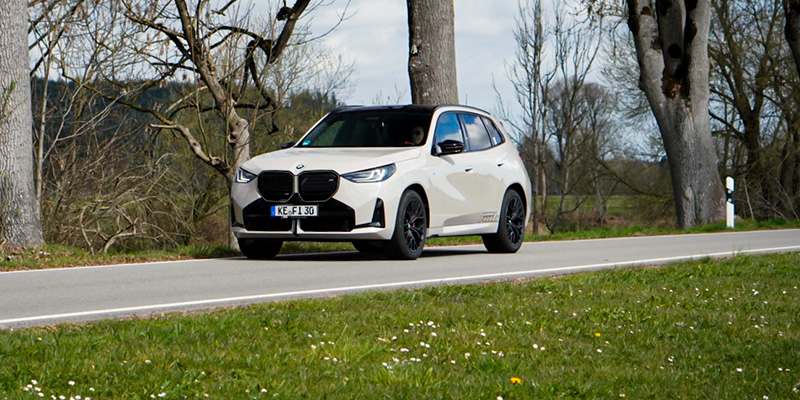 Der BMW X3 auf einer Stra&szlig;e im Allg&auml;u