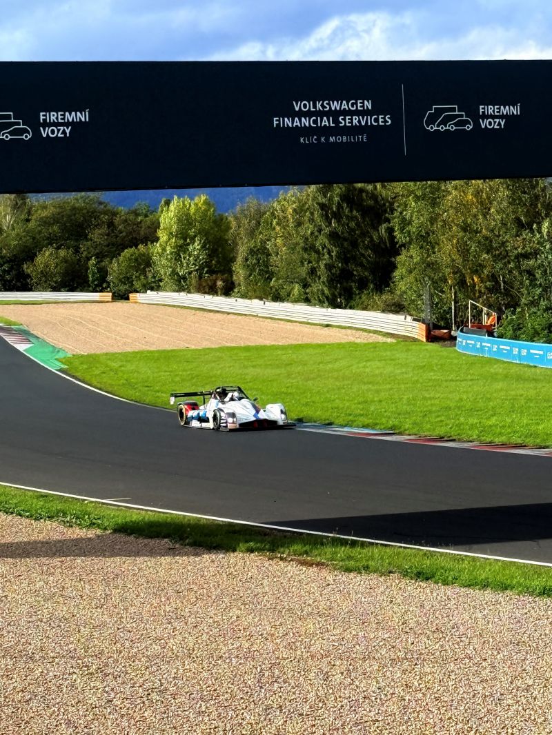 Marco Fink und sein Rennbolide bei der Zieleinfahrt des letzten Rennens der Sports Car Challenge in Most.