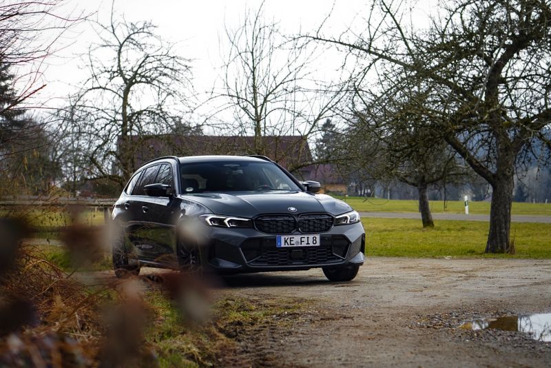 Ein BMW kommt im Allgäu gefahren. Ein BMW kommt im Allgäu gefahren.