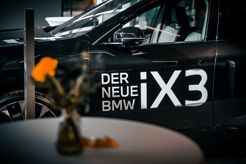 DER NEUE BMW iX3. EINE NEUE ÄRA DER FAHRFREUDE.