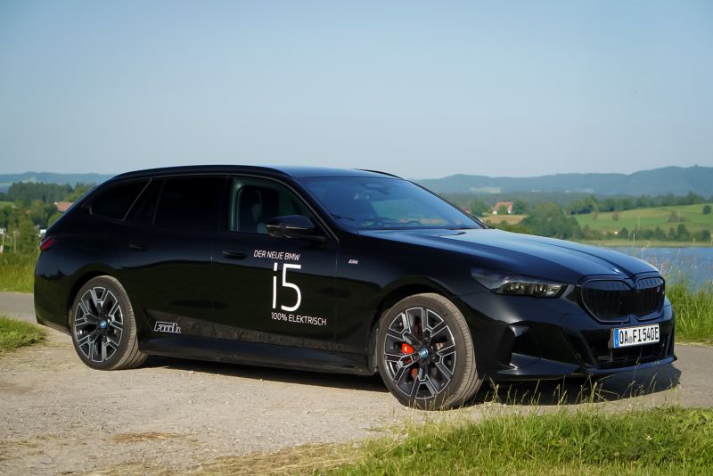 Der BMW i5 Touring am schönen Alplsee im Allgäu