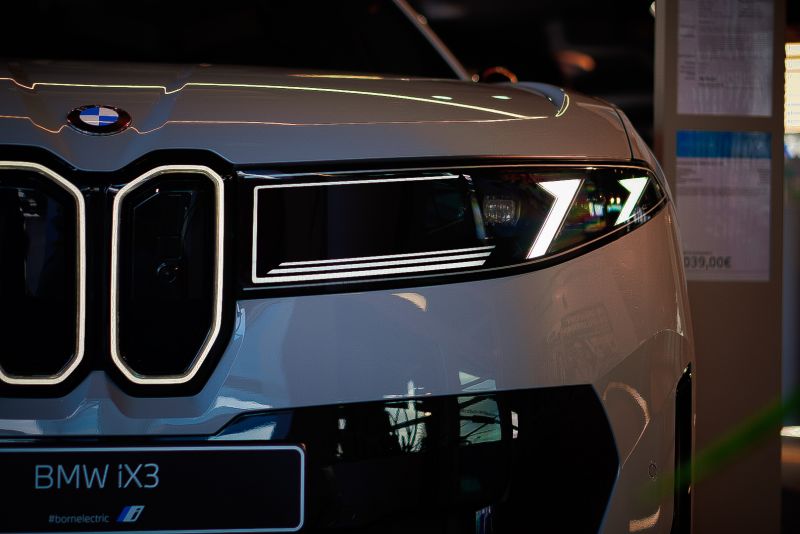 DER NEUE BMW iX3. ICONIC GLOW NIERE.