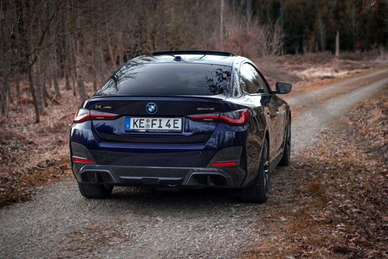 Der neue BMW i4 von hinten