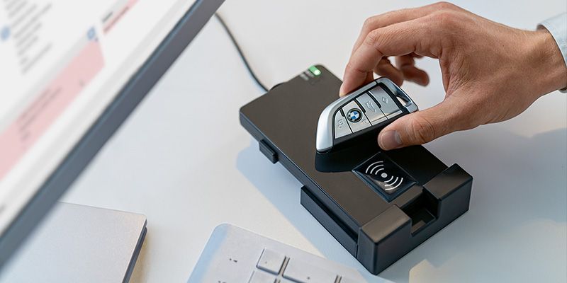 Eine Hand die einen Schlüssel ausliest. Eine Hand die einen Schlüssel ausliest.