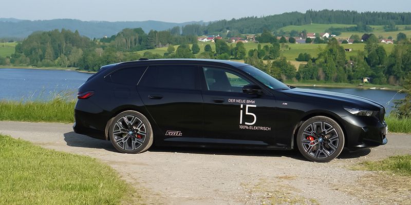 Der BMW i5 Touring von der Seite