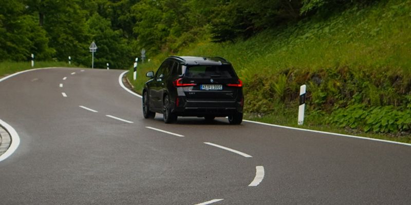 Der vollelektrische BMW iX1 von hinten auf der Straße