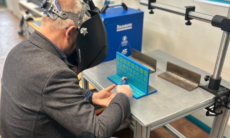 Virtuelles Schweißen am Stand der Hochschule Kempten